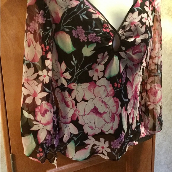 NWT❣️ Gorgeous Silk Floral V Neck Keyhole Side Zip Fitted Top ICE Pink Black - Picture 8 of 9